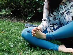 jeans exposing feet park