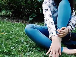 jeans exposing feet park
