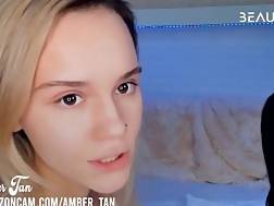 livechat show lesbi kissing