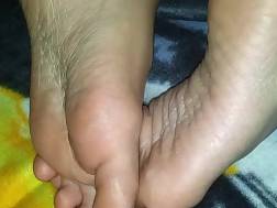 solo curvy exposing feet