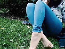 jeans exposing feet park