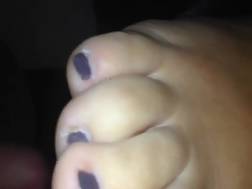 exposing feet toes