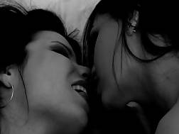 lesbians fingering kissing