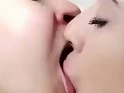 sexual lesbians kissing