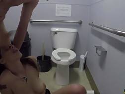 couple public wc